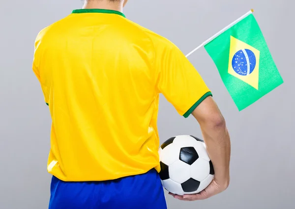 Vista trasera del jugador de fútbol con balón de fútbol y sujetador pequeño — Foto de Stock