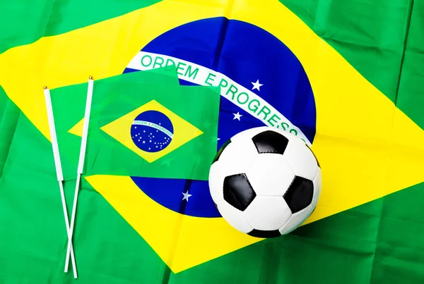 Bandera de Brasil y pelota de fútbol —  Fotos de Stock