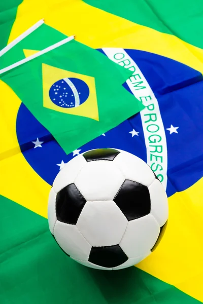 Bandiera brasiliana e calcio — Foto Stock