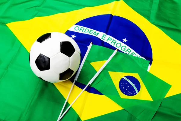 Brazilië vlag en voetbal bal — Stockfoto