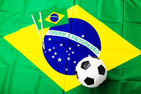 Balón de fútbol con bandera brasileña — Foto de Stock