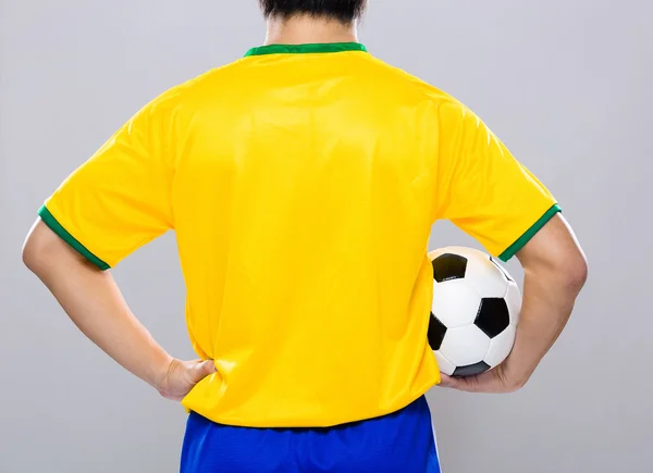 Homem segurar bola de futebol — Fotografia de Stock