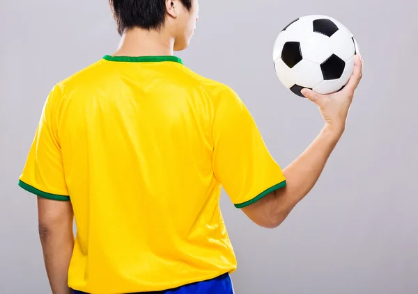 Hombre mantenga pelota de fútbol en la palma de la mano — Foto de Stock