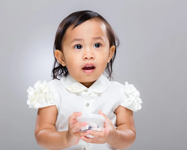 Aziatische babymeisje verwarren en plastic doos houden — Stockfoto