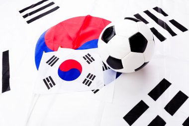 Futbol topu ve Güney Kore bayrağı