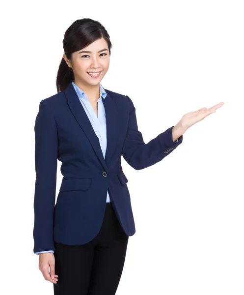 Mujer de negocios presente — Foto de Stock