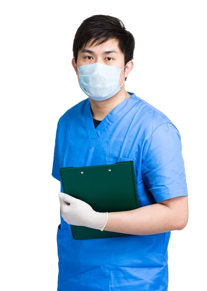 Врач в хирургической форме держит планшет — стоковое фото