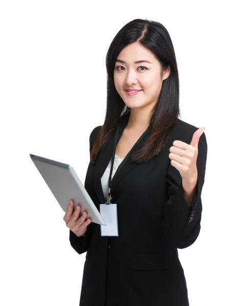 ビジネスの女性保持タブレットと親指のアップ — ストック写真