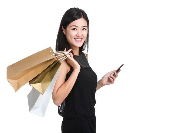 Azjatyckie kobiety z torby na zakupy i telefon komórkowy — Zdjęcie stockowe