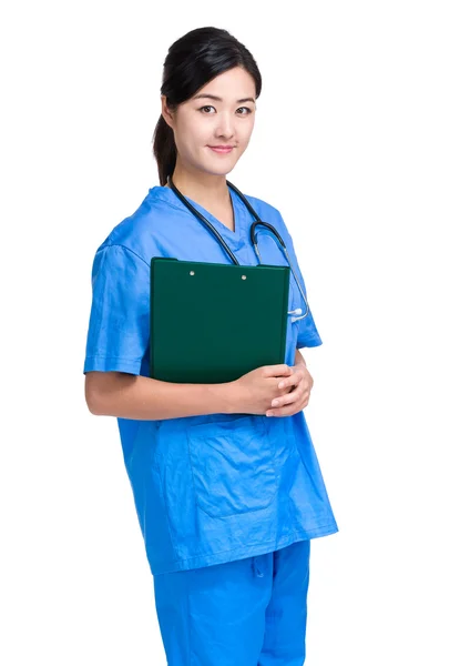 Médica feminina segure a área de transferência — Fotografia de Stock