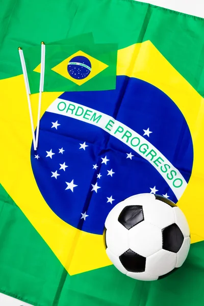 Brasilianische Flagge und Fußball — Stockfoto