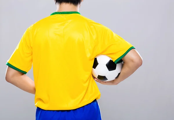 Sport uomo tenere il calcio — Foto Stock