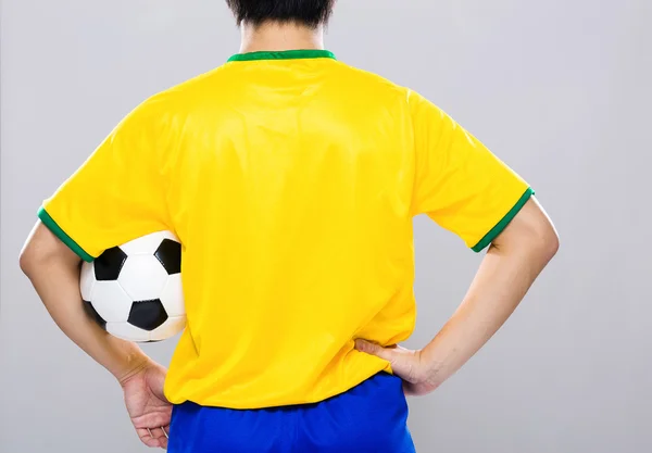 Achteraanzicht van sport man houden voetbal — Stockfoto