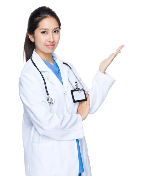 Asian female doctor with open palm — Stock Photo, Image