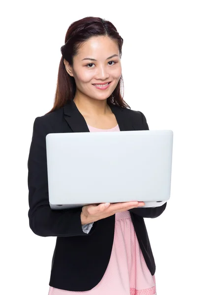 Zakenvrouw met laptop — Stockfoto