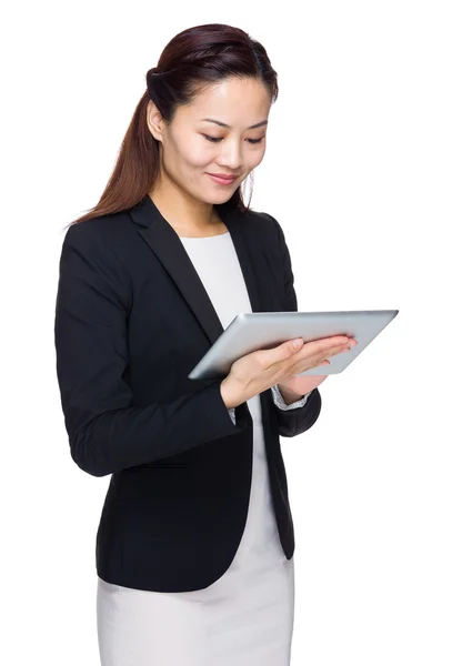 Mujer de negocios y tableta digital — Foto de Stock