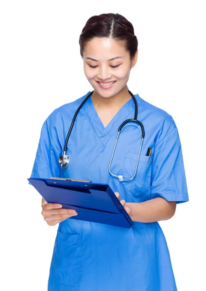 Médico feminino escrever na área de transferência — Fotografia de Stock