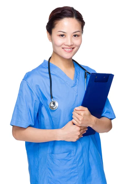 Medico donna con cartella — Foto Stock