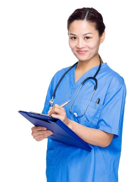 Doctor write on clipboard — Stock Photo, Image