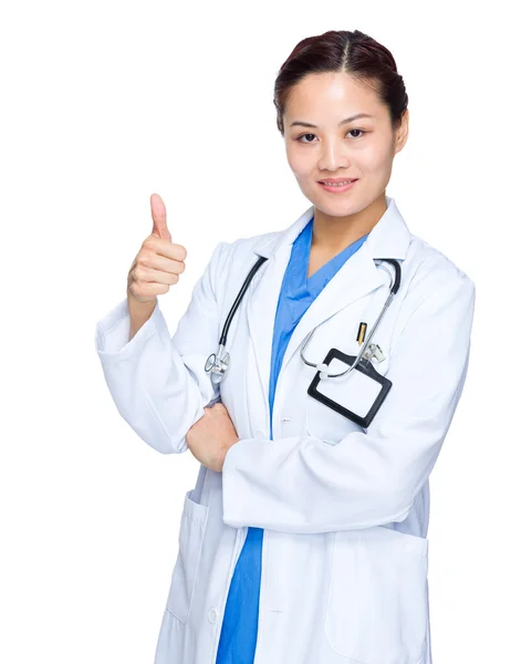 Medico femminile con pollice in su — Foto Stock