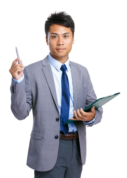 Hombre de negocios asiático con portapapeles y pluma apuntan hacia arriba —  Fotos de Stock