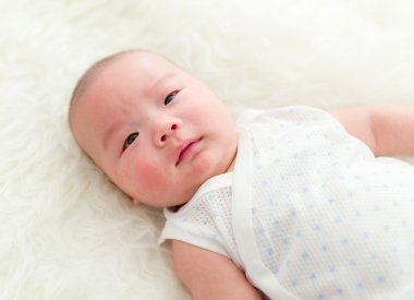 sevimli yeni doğan bebek