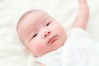 yatakta yatarken bebek evlat