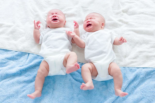 Baby tweeling huilen — Stockfoto