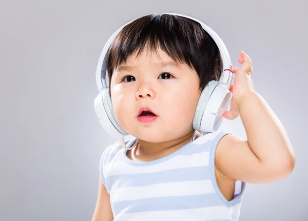 Bebé niño usar auriculares — Foto de Stock