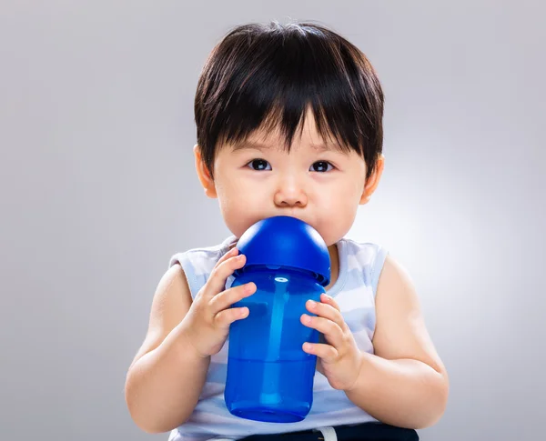 Baby drink with water bottle — Stock Photo, Image