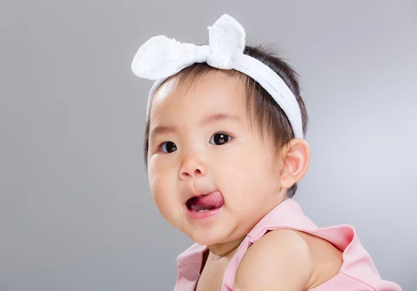Babymeisje met grappige gezicht — Stockfoto