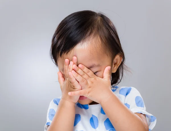 Little girl hand cover her face — Stock Photo, Image