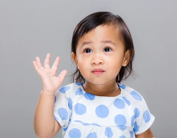 Baby meisje hand omhoog — Stockfoto