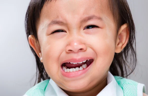 Petite fille pleurer de près — Photo