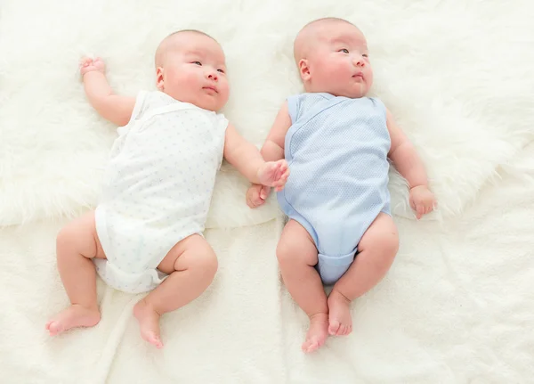 Bébé jumeaux — Photo