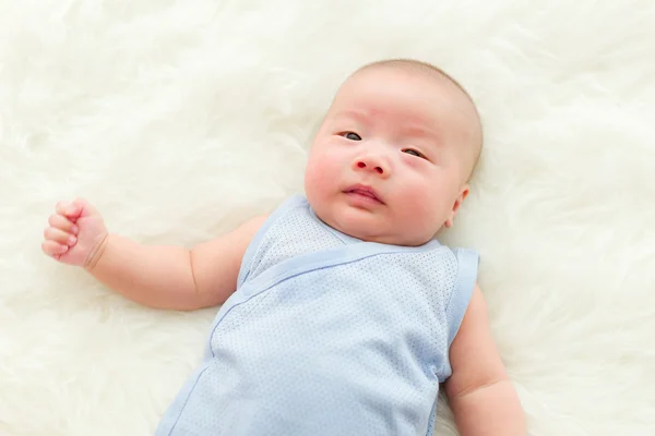 Baby auf Bett liegend — Stockfoto