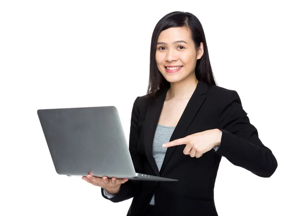 Бизнес-леди указывает пальцем на ноутбук — стоковое фото