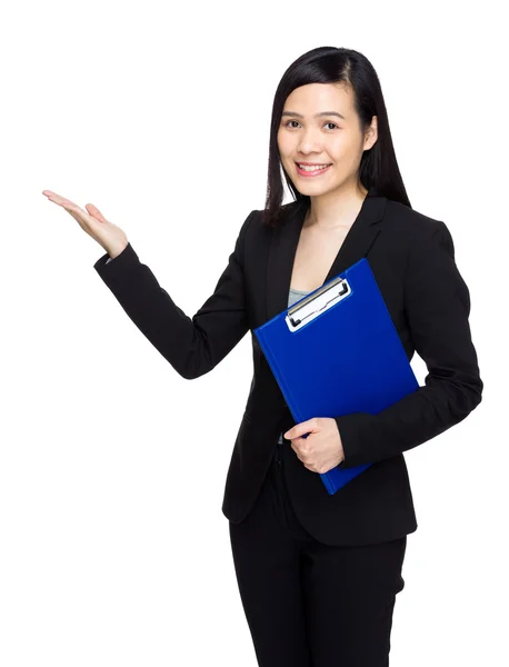 Mujer de negocios con bloc de notas y mano presentar algo — Foto de Stock