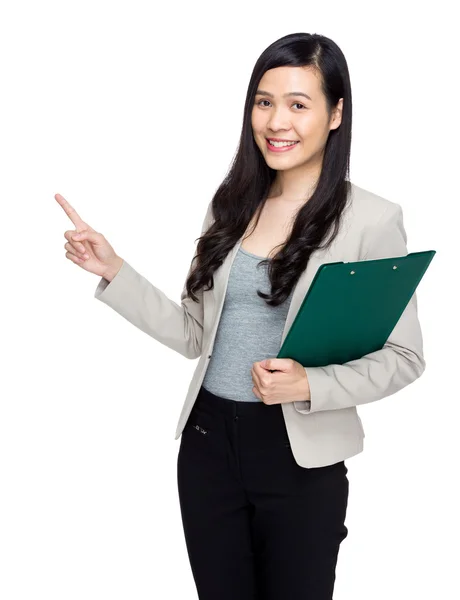 Mujer de negocios asiática con portapapeles y dedo señalar — Foto de Stock