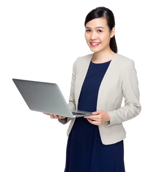 Mujer de negocios con ordenador portátil — Foto de Stock