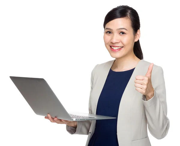 Mujer de negocios con computadora portátil y pulgar hacia arriba — Foto de Stock