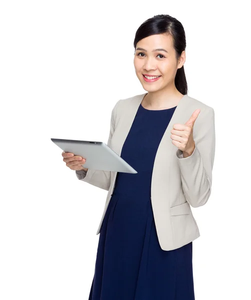 Zakenvrouw met Tablet PC- en duim omhoog — Stockfoto