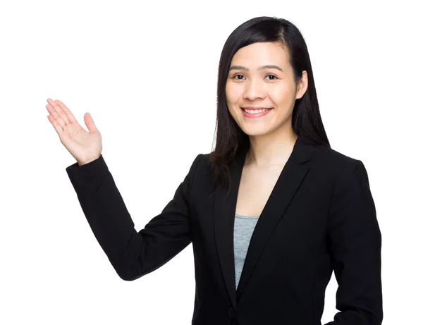 Geschäftsfrau mit Hand zeigt etwas — Stockfoto