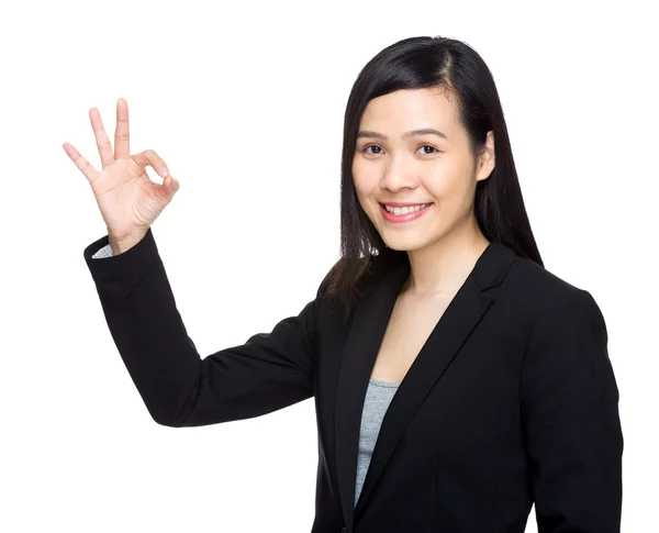 Geschäftsfrau mit Ok-Zeichen — Stockfoto