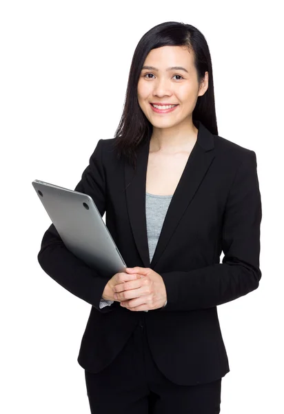 Asiática empresária segurar com notebook computador — Fotografia de Stock