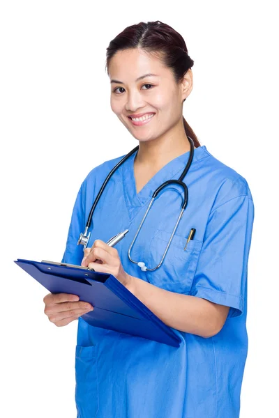 Médico feminino escrever na área de transferência — Fotografia de Stock