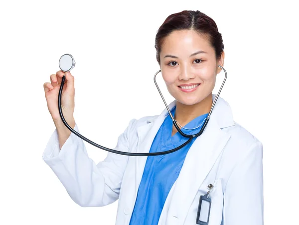 Lékař držet stetoskop — Stock fotografie