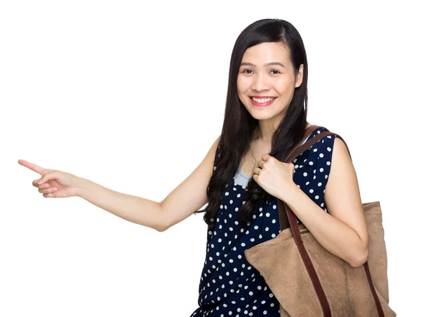 Mujer asiática con bolsa de mano y dedo señalan — Foto de Stock