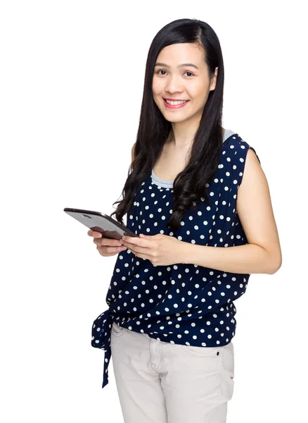 Asiatische Frau halten mit digitalem Tablet — Stockfoto