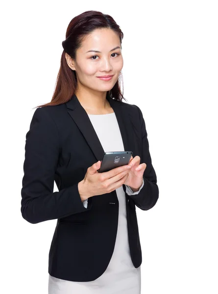 Aziatische zakenvrouw met mobiele telefoon — Stockfoto